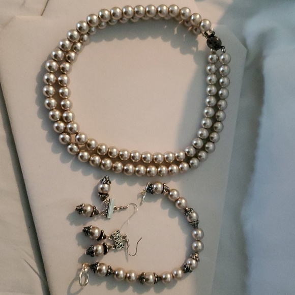 Pearly - Picture 3 of 4